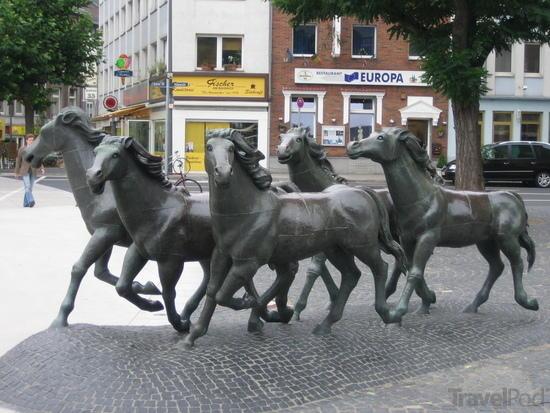 horsesculptureaachenhue-1.jpg